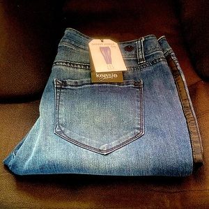 Kensie jeans women’s size 6 with black ribbon stripes down each pant leg. NWT